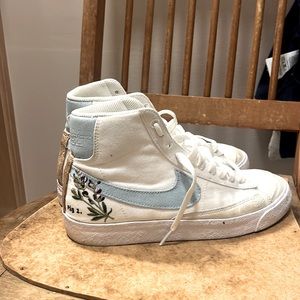 CUTE NIKE BLAZERS! White & blue